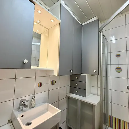 Stylish Near Airport & Train Station דירה