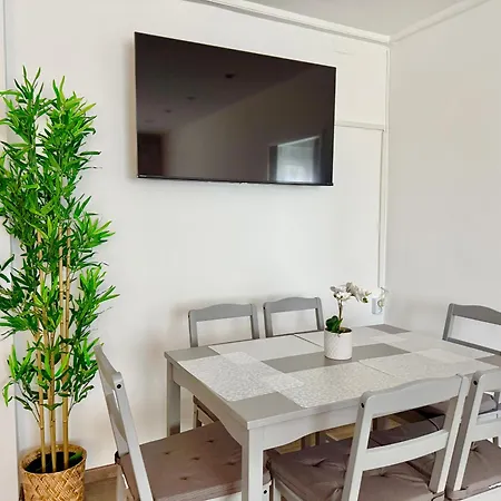 Stylish Near Airport & Train Station Lägenhet *