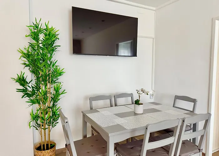 Stylish Near Airport & Train Station Lägenhet *